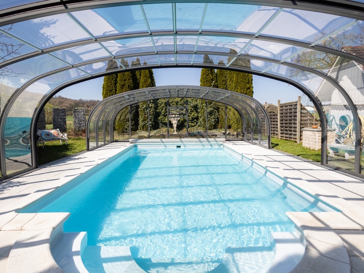 Hohe Poolüberdachung