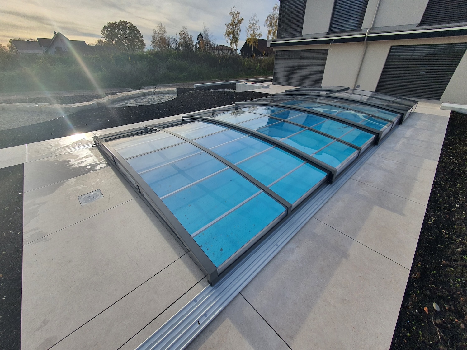 Flache Poolüberdachung